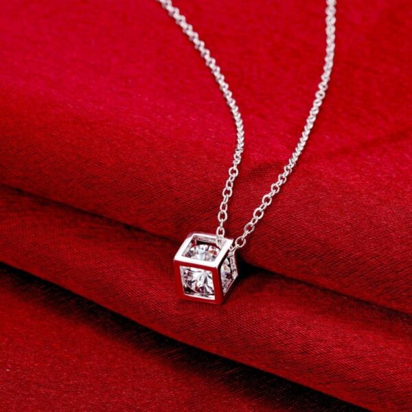 Pendentif cubique en argent ajouré enfermant un cristal imitation diamant