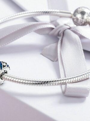 Charm espaceur en argent bleu avec étoiles