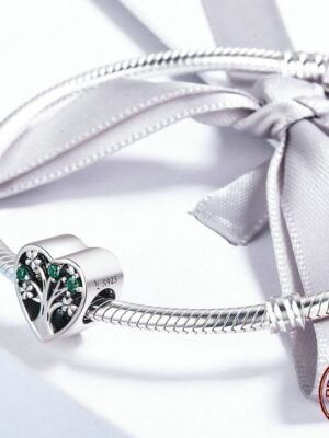Charm perle en argent arbre de vie aux cristaux verts dans un coeur