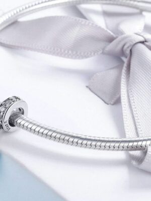 Pendentif charm fleur en argent aux zircons rose